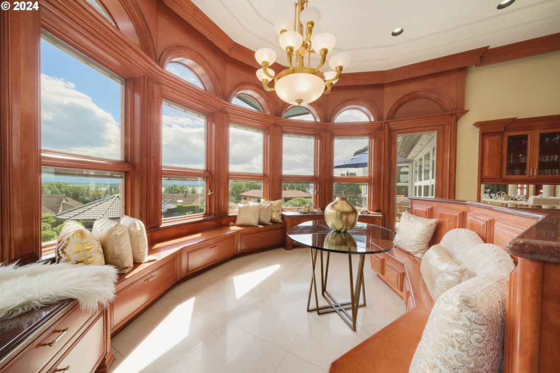 GATED LAKEVIEW OASIS: RESORT-STYLE LIVING REDEFINED